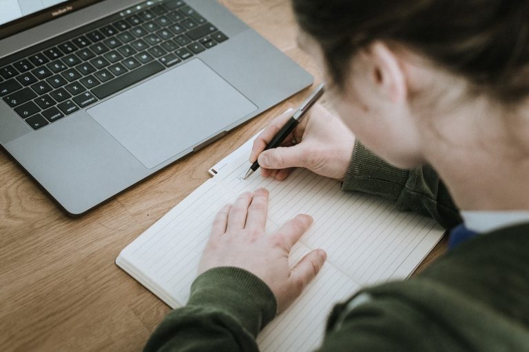 ¿Cómo motivarse y motivar en el trabajo? 1 adult 3052244 1920 1